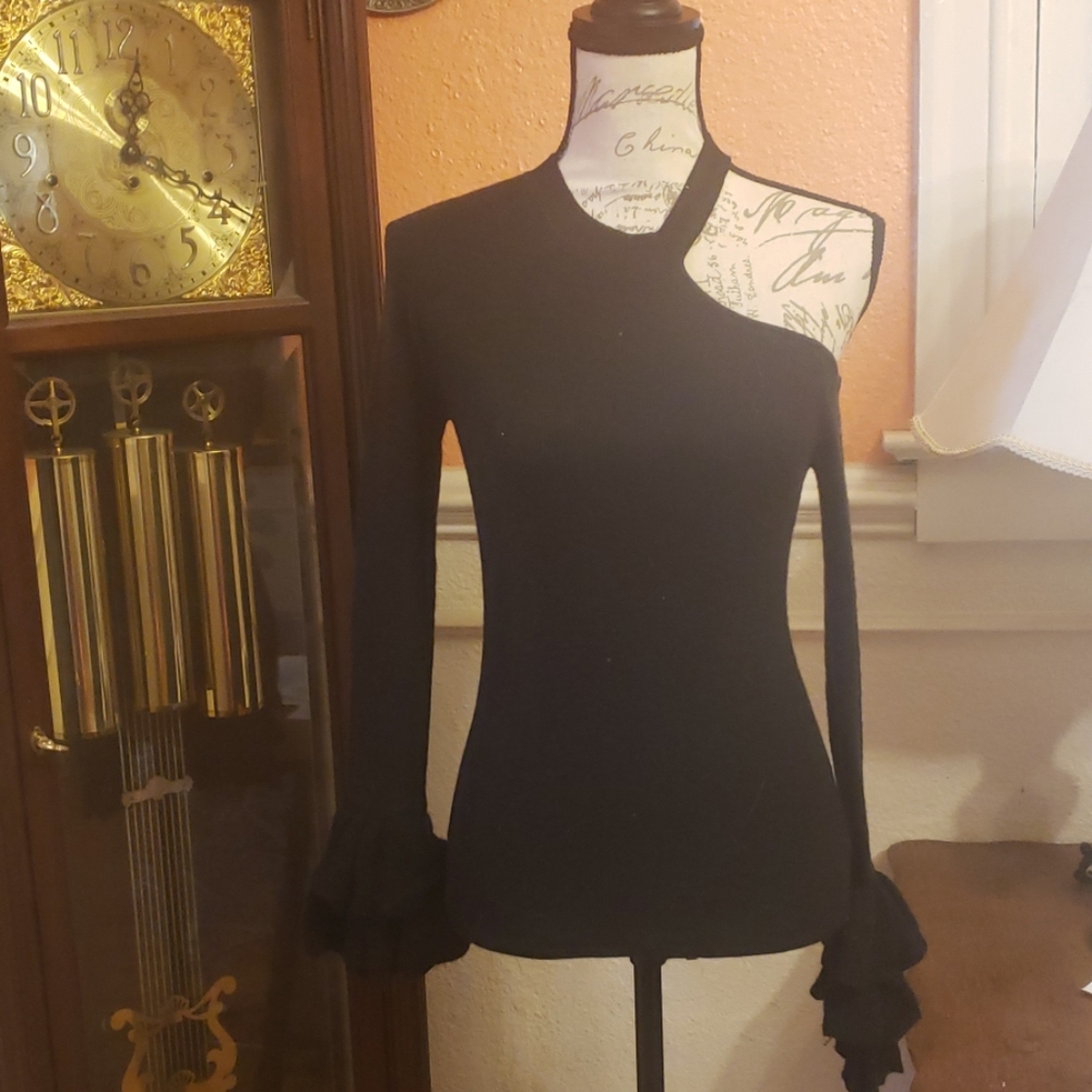 GU Express blk cold shoulder ruffle sleeve sweater